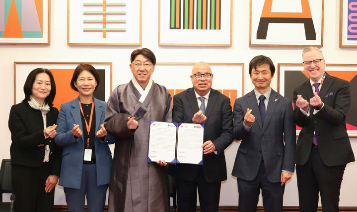 우범기 전주시장이 이끄는 전주시 대표단은 현지시간으로 지난 10일 호주 멜버른 시청을 방문해 케빈 로웨이 멜버른 시의원과 오진관 주 멜버른 대한민국 총영사, 마크 코크레인 멜버른 국제협력실 국장, 멜버른 지역 언론사 등이 참석한 가운데 양 도시간 교류를 더욱 발전시키기로 뜻을 모았다.(사진=전주시 제공) *재판매 및 DB 금지