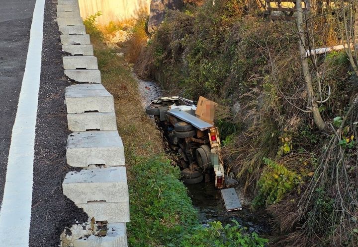 [대전=뉴시스] 11일 오전 7시28분께 대전 유성구 반석동의 한 도로에서 라보 트럭이 옆 개울로 추락해 60대가 사망했다. (사진=대전소방본부 제공) 2025.11.11. photo@newsis.com *재판매 및 DB 금지