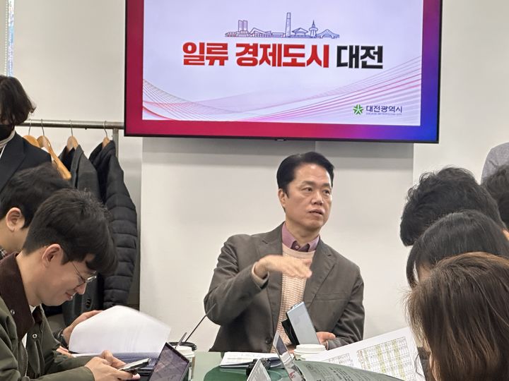 [대전=뉴시스] 한치흠 대전시 기획조정실장이 11일 대전시청 기자실에서 내년도 예산안을 설명하고 있다. (사진=대전시 제공) 2025.11.11. photo@newsis.com *재판매 및 DB 금지