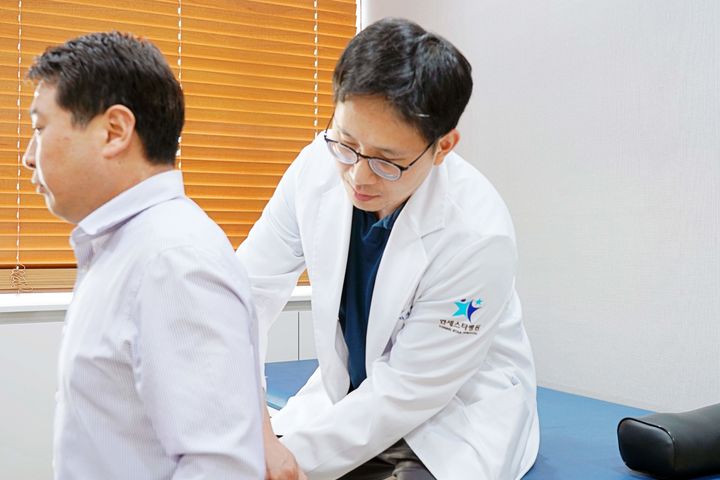 [서울=뉴시스] 11일 의료계에 따르면 척추관협착증은 척추 속 신경이 지나가는 통로(척추관)가 좁아지면서 신경이 압박받는 질환이다. (사진=연세스타병원 제공) 2025.11.11. photo@newsis.com *재판매 및 DB 금지