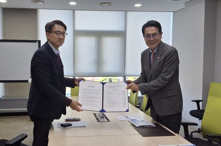 [울산=뉴시스] 울산 울주군은 11일 국토교통부에 KTX-이음 남창역 정차를 염원하는 지역 민·관·기업의 공동선언문을 전달했다고 밝혔다. (사진= 울주군 제공) 2025.11.11.photo@newsis.com *재판매 및 DB 금지