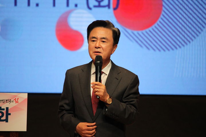 [천안=뉴시스] 최영민 기자 = 김태흠 충남도지사가 11일 천안시를 방문해 봉서홀에서 진행한 도민과의 대화 시간을 주재하고 있다. 2025.11.11. ymchoi@newsis.com *재판매 및 DB 금지