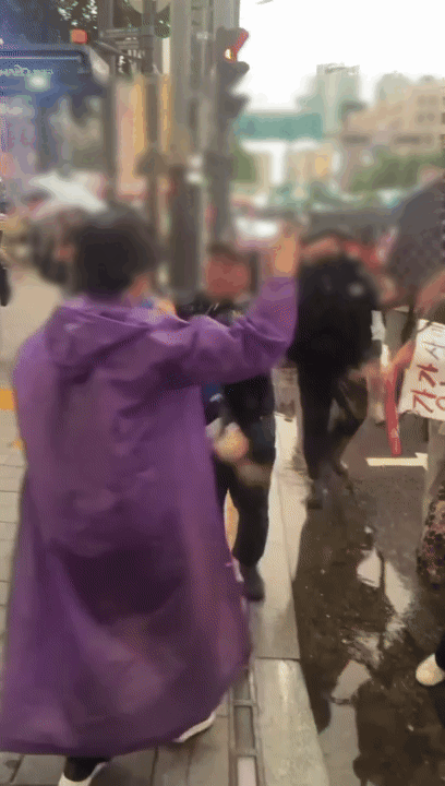 [뉴시스] 반중(反中) 시위 현장에서 한 여성이 시위대를 향해 커피를 뿌리고 있다. (영상=스레드 캡처) *재판매 및 DB 금지