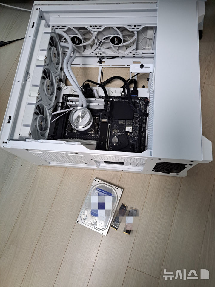 [서울=뉴시스] 서울경찰청 사이버범죄수사1대는 탄핵 정국 당시 헌법재판소 누리집 게시판에 윤석열 전 대통령의 탄핵을 반대하는 게시글 23만건을 작성한 30대 남성 주동자 등 일당 58명을 지난달 31일 정보통신망법 위반(악성프로그램 유포, 정보통신망 장애 등) 혐의로 불구속 상태로 검찰에 넘겼다. 사진은 경찰이 현장에서 컴퓨터용 하드디스크(HDD) 등 증거물을 확보한 모습. (사진=서울경찰청 사이버범죄수사1대 제공) 2025.11.11. photo@newsis.com