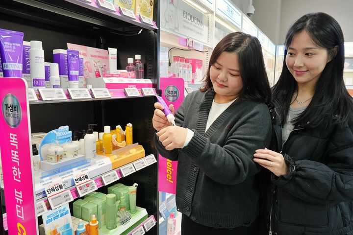 대형마트 '가성비' K뷰티 더 키운다...4950원 화장품 '인기몰이' - 뉴스 썸네일 이미지
