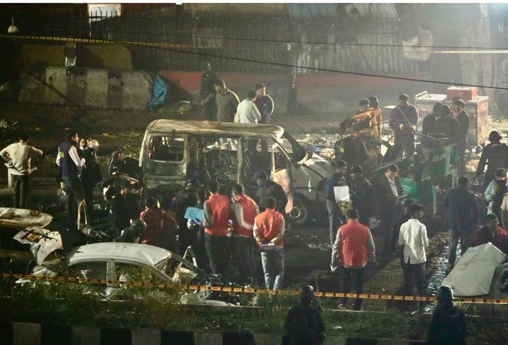 [뉴델리=AP/뉴시스] 10일 인도 뉴델리의 ‘붉은 요새(레드 포트)’ 유적지 인근 도로에서 발생한 자량 폭발 현장에 불에 탄 차량 등 잔해가 널려 있다. 2025.11.11. *재판매 및 DB 금지