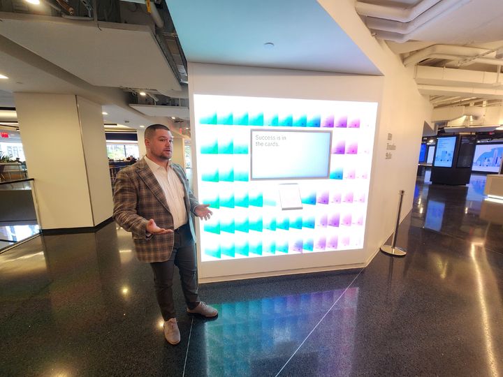 [뉴욕=뉴시스] 지난 7일(현지시간) 미국 뉴욕 맨해튼에 있는 IBM 원매디스애비뉴 사옥에서 캐시미르 코링 IBM 이노베이션 스튜디오 엔게이지먼트 리더가 삼성, 브라데스코, HSBC 등 글로벌 기업과의 협업 사례에 대해 설명하고 있다. 2025.11.11 photo@newsis.com *재판매 및 DB 금지