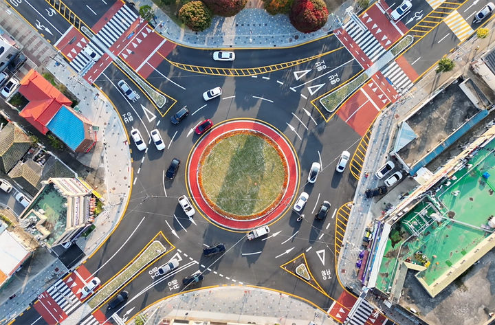 [서산=뉴시스] 지난 10일 2분에서 5분까지 걸리던 교차로 통과 시간이 평균 20초~30초대로 바뀐 서산중앙호수공원 회전교차로 모습. (사진=서산시 제공) 2025.11.11. photo@newsis.com *재판매 및 DB 금지