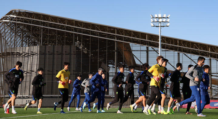 [천안=뉴시스] 황준선 기자 = 대한민국 축구 국가대표팀 선수들이 10일 오후 충남 천안시 대한민국 축구종합센터에서 훈련을 하고 있다. 대한민국 축구 국가대표팀은 오는 14일 대전 월드컵경기장에서 볼리비아와 18일 서울월드컵경기장에서 가나와 11월 A매치 평가전을 치른다. 2025.11.10. hwang@newsis.com *재판매 및 DB 금지