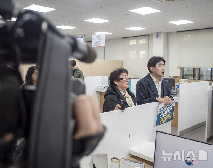 [전주=뉴시스] 강경호 기자 = 11일 박영민 민주노동조합총연맹 전북지부 공인노무사와 지난해 숨진 노동자 강태완씨의 어머니가 전북 전주시 덕진구 고용노동부 전주지청 광역중대재해수사과 사무실에서 직원과 대화하고 있다. 2025.11.11. lukekang@newsis.com