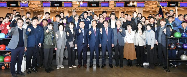 [횡성=뉴시스] 제4회 장애인 볼링대회. (사진=횡성군 제공) 2025.11.11. photo@newsis.com *재판매 및 DB 금지