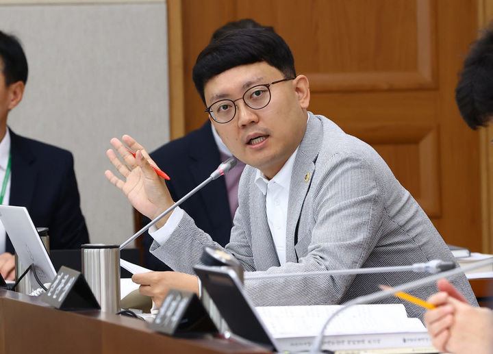 [춘천=뉴시스] 11일 강원특별자치도의회 최재민 의원(국민의힘, 원주4)은 이날 오전에 열린 제 342회 강원도의회 정례회 교육위원회 행정사무감사에서 강원도교육청의 도내 학교 현장에 태블릿PC 추가로 구매·배포 계획 추진 관련, “이는 예산 낭비이자 사실상 ‘재고떨이 보급’에 해당한다”고 지적했다. 강원특별자치도의회 제공.  *재판매 및 DB 금지