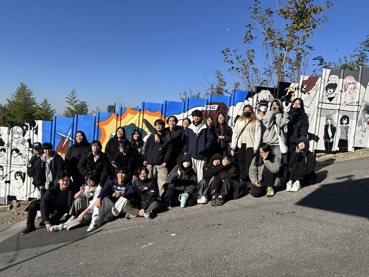 [대전=뉴시스] 우송정보대 만화웹툰과 '하늘마을 벽화거리 조성사업' 기념촬영. (사진=우송정보대 제공) 2205.11.11. photo@newsis.com *재판매 및 DB 금지