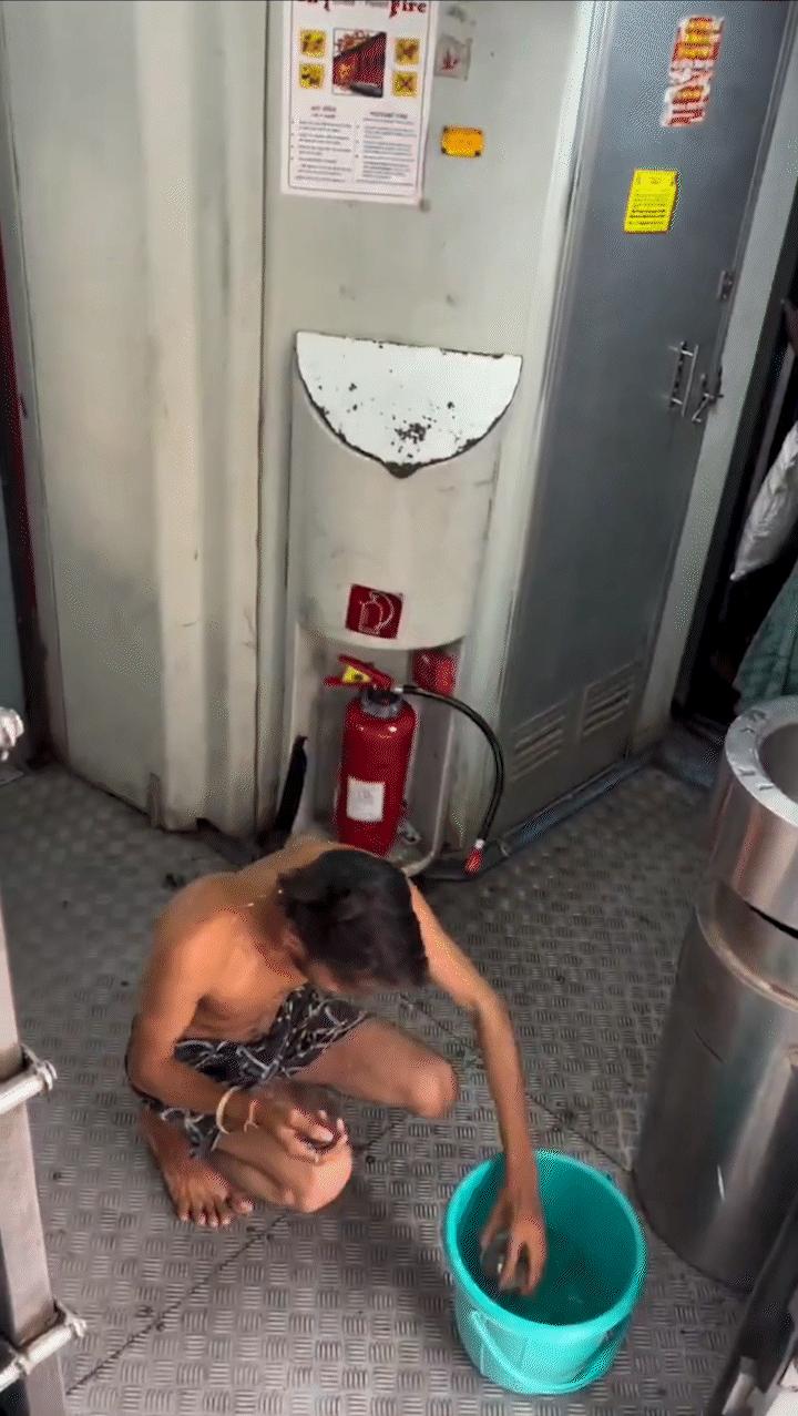 [뉴시스] 인도의 한 청년이 기차 안에서 목욕하는 영상을 촬영했다. (사진=프리프레스저널) 2025.11.10. *재판매 및 DB 금지