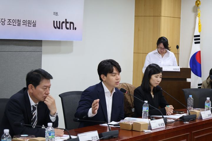 [서울=뉴시스] 이세영 뤼튼 대표가 11일 국회에서 열린 'K-AI 리터러시 미래교육포럼'에서 발표하고 있다. (사진=뤼튼 제공) 2025.11.11. photo@newsis.com *재판매 및 DB 금지