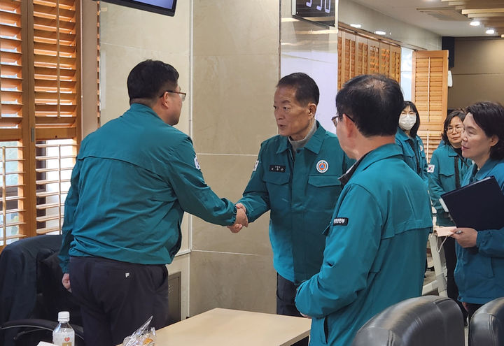 [울산=뉴시스] 서동욱 울산 남구청장이 지난 9일 한국동서발전 울산화력본부 2층에 마련된 붕괴 사고 피해자 통합지원센터를 방문해 파견 근무 중인 직원들을 격려했다. (사진=울산 남구 제공) photo@newsis.com *재판매 및 DB 금지