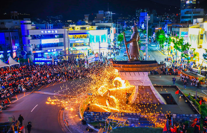 [여수=뉴시스] 여수시 중앙동 이순신광장에서 20205여수거북선 축제가 열리고 있다. (사진=여수시 제공) 2025.11.11. photo@newsis.com *재판매 및 DB 금지