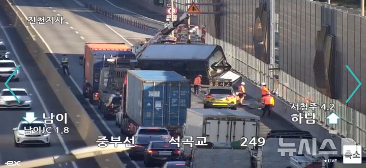 [청주=뉴시스] 11일 중부고속도로 동서울방면 강서하이패스IC 인근 교통사고 모습 (사진=한국도로공사 제공)