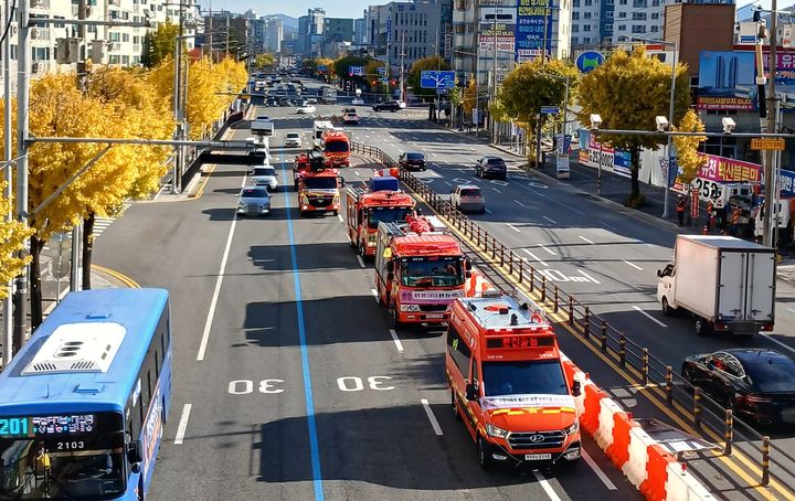 [대전=뉴시스] 대전서부소방서는 11일 제78회 불조심 강조의 달을 맞아 시민들의 화재예방 의식을 높이고 소방차 출동로 확보의 중요성을 알리기 위한 '소방차 퍼레이드'를 진행했다. (사진=대전서부소방서 제공) 2025.11.11. photo@newsis.com *재판매 및 DB 금지