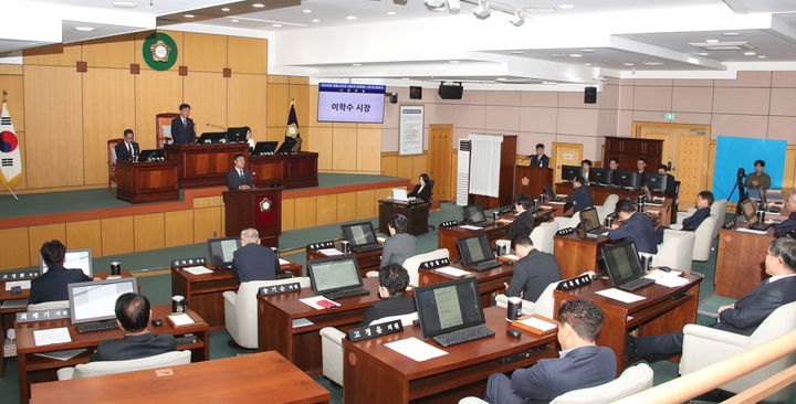 [정읍=뉴시스] 11일 열린 제308회 정읍시의회 제2차 정례회 제1차 본회의, 이학수 시장이 시정연설을 하고 있다. *재판매 및 DB 금지