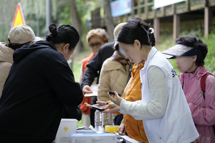 [서울=뉴시스] 혈당체크. 2025.11.11. (사진=강남구 제공) *재판매 및 DB 금지