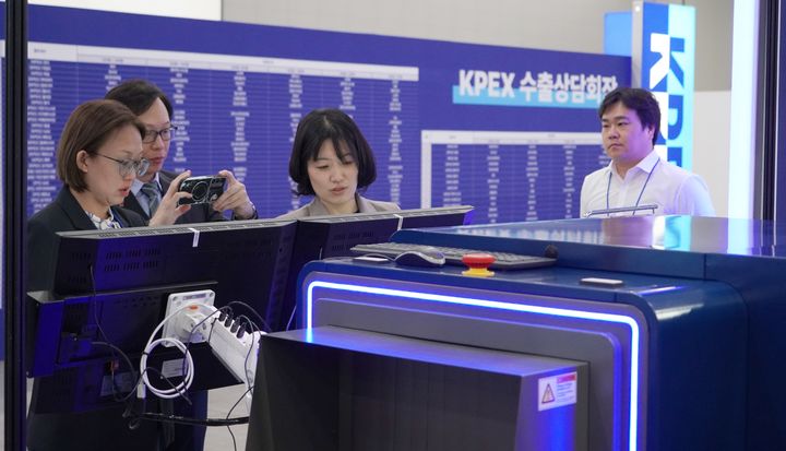 [대전=뉴시스] 지난달 22일 인천 송도에서 열린 '2025 국제치안산업대전(KOREA POLICE WORLD EXPO 2025)'에 전시된 에이리스의 보안 엑스레이(X-ray) 검색기를 참가자들이 둘러보고 있다. (사진=에이리스 제공) 2025.11.11. photo@newsis.com *재판매 및 DB 금지