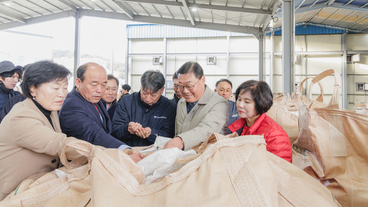 [합천=뉴시스] 합천군, 2025년 공공비축미곡 초매식 개최 (사진=합천군 제공) 2025. 11. 11. photo@newsis.com *재판매 및 DB 금지