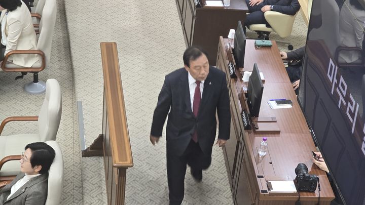 [세종=뉴시스] 송승화 기자 = 11일 답변을 마치고 세종시의회 본회의장을 떠나는 최민호 세종시장. 2025.11.10. ssong1007@newsis.com *재판매 및 DB 금지