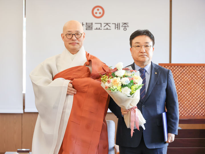 [서울=뉴시스] 대한불교조계종 종책특별보좌관에 위촉된 노욱선 더불어민주당 중앙당 정책위원회 부의장(오른쪽) (사진=대한불교조계종 제공) 2025.11.11. photo@newsis.com *재판매 및 DB 금지