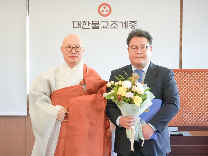 [서울=뉴시스] 대한불교조계종 종책특별보좌관에 위촉된 노욱선 더불어민주당 중앙당 정책위원회 부의장(오른쪽) (사진=대한불교조계종 제공) 2025.11.11. photo@newsis.com *재판매 및 DB 금지