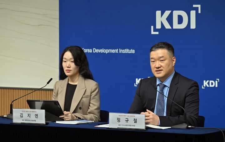 [세종=뉴시스] 김지연 한국개발연구원(KDI) 경제전망실 전망총괄(왼쪽)과 정규철 KDI 거시·금융정책연구부장(오른쪽)이 11일 오후 정부세종청사에서 '2025 하반기 KDI 경제전망'을 브리핑하고 있다. (사진 = KDI 제공) 2025.11.11. *재판매 및 DB 금지