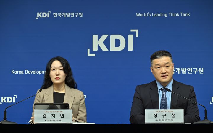 [세종=뉴시스] 김지연 한국개발연구원(KDI) 경제전망실 전망총괄(왼쪽)과 정규철 KDI 거시·금융정책연구부장(오른쪽)이 11일 오후 정부세종청사에서 '2025 하반기 KDI 경제전망'을 브리핑하고 있다. (사진 = KDI 제공) 2025.11.11. *재판매 및 DB 금지