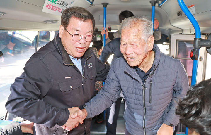 [산청=뉴시스] 이승화 산청군수 농어촌버스 무료화 현장 점검 (사진=산청군 제공) 2025. 11. 11. photo@newsis.com *재판매 및 DB 금지