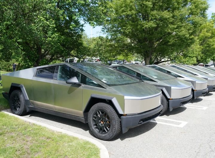 [뉴시스] 일론 머스크가 이끄는 전기차 업체 테슬라에서 사이버트럭과 모델 Y 프로그램 책임 고위 임원 두 명이 잇따라 사퇴하며 핵심 인력 이탈 우려가 커지고 있다. 사진은 사이버트럭이 줄지어 주차된 모습. (사진 = 뉴욕포스트 캡처) 2025.11.11. *재판매 및 DB 금지