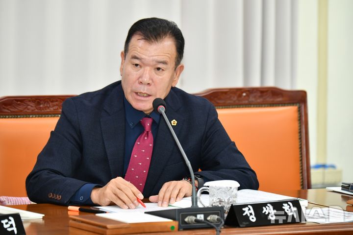 [창원=뉴시스]경남도의회 건설소방위원회 정쌍학 의원이 11일 경남개발공사 대상 행정사무감사에서 마산 현동 공공주택의 심각한 미분양 사태와 관련 대책 마련을 촉구하고 있다.(사진=경남도의회 제공) 2025.11.11. photo@newsis.com