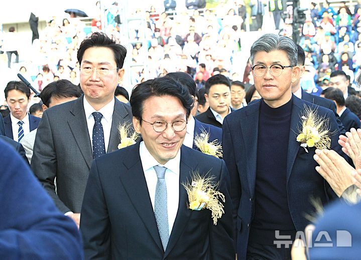 [원주=뉴시스] 이덕화 기자 = 11일 '제30회 농업인의 날 국가기념식'이 강원 원주시 댄싱공연장에서 열린 가운데 김민석 총리가 입장하고 있다. 2025.11.11. wonder8768@newsis.com