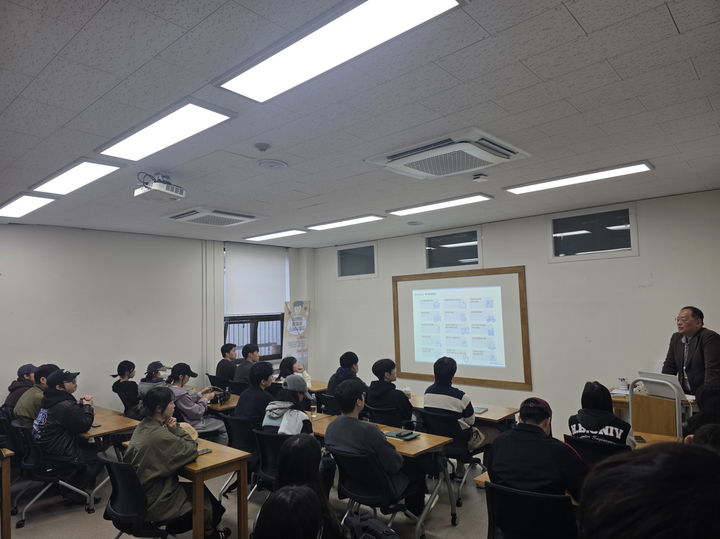 [대전=뉴시스] 국립한밭대 대학일자리본부 '2025 하반기 한집안 기업 멘토링' 프로그램. (사진=국립한밭대 제공) 2025.11.11. photo@newsis.com *재판매 및 DB 금지