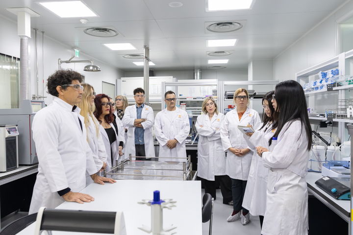 [서울=뉴시스] 나보타 마스터 클래스에 참여한 아르헨티나 의료진이 나보타 생산시설을 둘러보고 있다. (사진=대웅제약 제공) 2025.11.11. photo@newsis.com *재판매 및 DB 금지