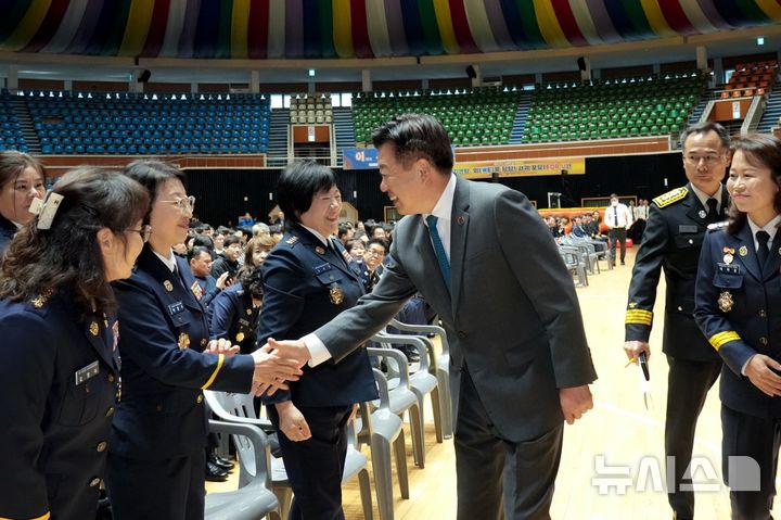 [제주=뉴시스] 11일 오전 제주 한라체육관에서 '제63주년 소방의 날 기념행사'가 열리고 있다. (사진=제주소방안전본부 제공) 2025.11.11. photo@newsis.com