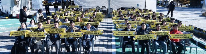 [대전=뉴시스] 11일 전북 남원 정령치 생태축복원지에서 열린 백두대간 사랑운동 행사의 모습. (사진=산림청 제공) 2025.11.11. photo@newsis.com *재판매 및 DB 금지