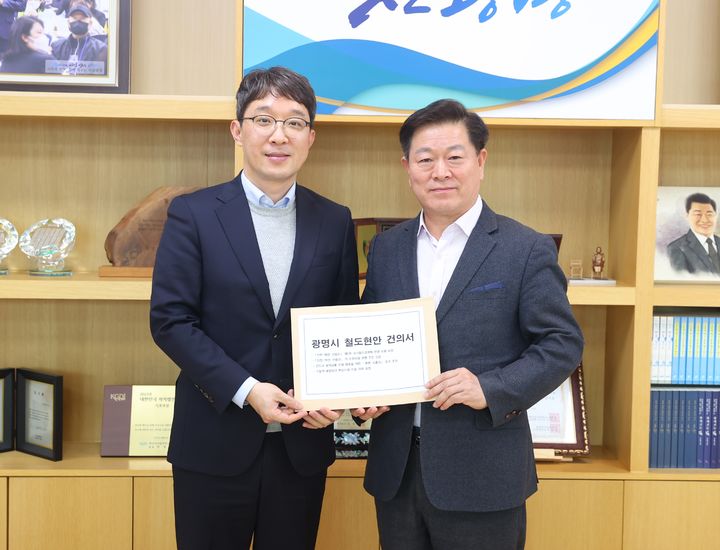 [광명=뉴시스]박승원 광명시장이 11일 시장 집무실에서 김기범 경기도 철도항만물류국장과 면담하고 기념촬영을 하고 있다.(사진=광명시 제공)2025.11.11.photo@newsis.com *재판매 및 DB 금지