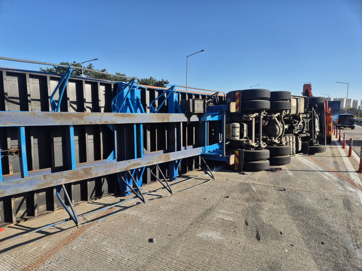 [부산=뉴시스] 11일 오후 부산 기장군 동해고속도로 동부산 나들목 합류 구간에서 컨테이너 트레일러 차량 전도 사고가 발생했다. (사진=부산경찰청 제공) 2025.11.11. photo@newsis.com *재판매 및 DB 금지
