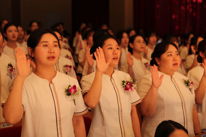 [서울=뉴시스] 성신여대 간호학과 2학년 재학생 총 111명이 '제18회 나이팅케일 선서식'에서 간호인으로서의 사명감과 윤리의식을 다짐하는 선서를 하고 있다. (사진=성신여대 제공) 2025.11.11. photo@newsis.com *재판매 및 DB 금지