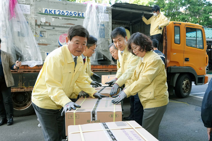 [제주=뉴시스] 김광수 제주교육감을 비롯한 제주도교육청 관계자들이 11일 오후 제주도교육청에서 2026학년도 대학수학능력시험 문답지를 옮기고 있다. (사진=제주교육청 제공) 2025.11.11. photo@newsis.com *재판매 및 DB 금지
