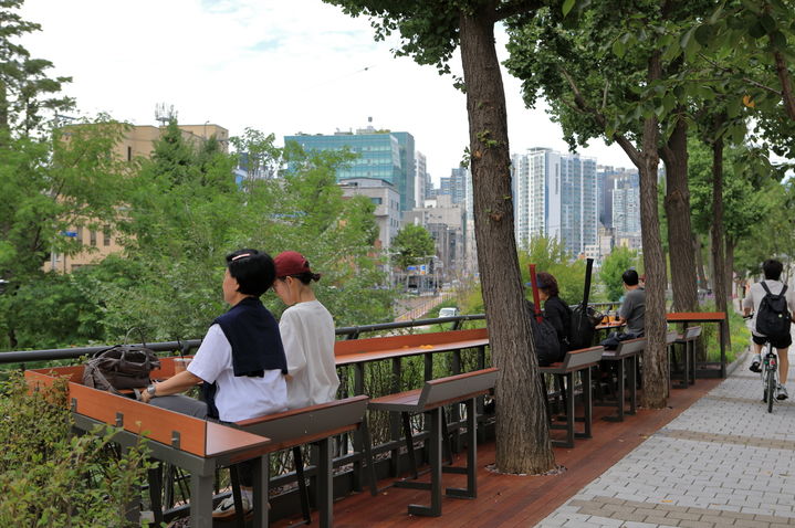 [서울=뉴시스] 도심 속 자연과 만나는 열린 공간. 성북구 수변 라운지 탄생. 2025.11.11. (자료=성북구 제공) *재판매 및 DB 금지