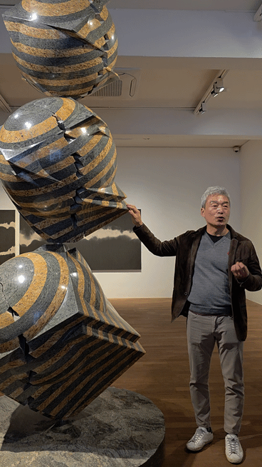 [사진=박현주 미술전문기자] 조각가 박은선이 높이 3m 30cm의 화강암으로 제작한 대형 신작을 소개하고 있다. *재판매 및 DB 금지