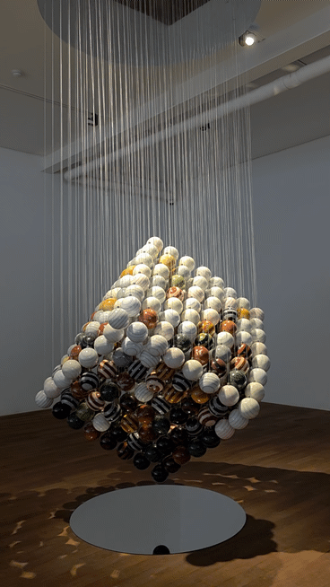 [사진=박현주 미술전문기자]박은선의 대리석 구슬 조각이 천장에 매달려 움직인다. 움직일때마다 소리가 나는 경쾌한 작품이다. *재판매 및 DB 금지