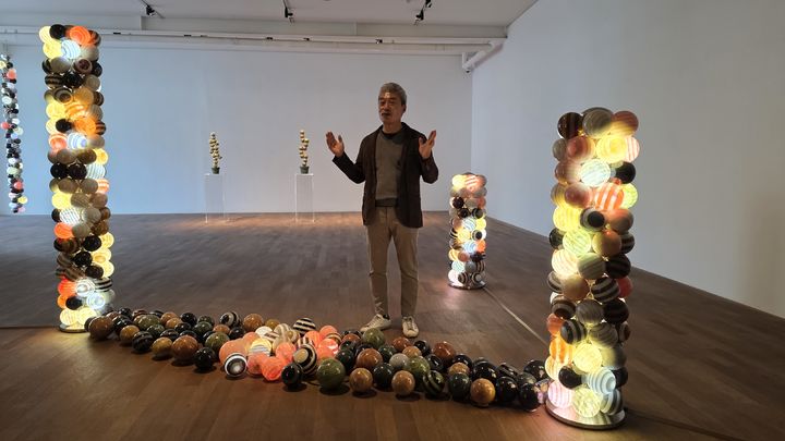 [사진=박현주 미술전문기자]조각가 박은선의 묵직한 조각은 이제 빛이 되었다. 조명이 들어간 조각은 이제 어둠속에서도 세상을 밝히는 존재감을 발한다. *재판매 및 DB 금지