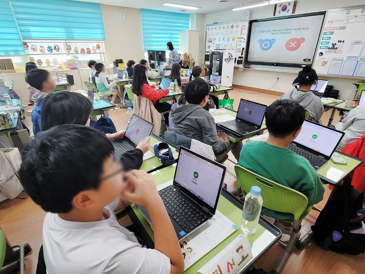 [과천=뉴시스] 박종대 기자 = 11일 오후 경기 과천갈현초등학교 4학년 2반 교실에서 학생들이 하이러닝 플랫폼을 활용한 디지털시민교육 퀴즈 수업에 참여하고 있다. 학생들은 크롬북으로 '사이버 폭력'과 '개인정보 보호' 관련 문제를 풀며 게임처럼 즐겁게 수업에 몰입했다. 2025.11.11. pjd@newsis.com **기사 내용과 직접 관련 없습니다** *재판매 및 DB 금지