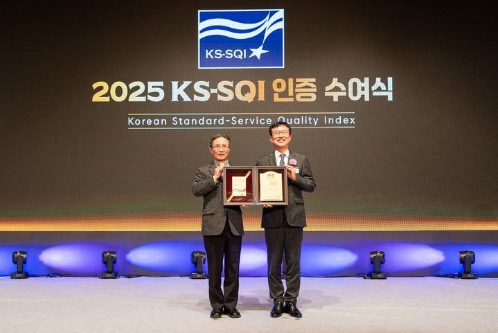 [서울=뉴시스] 심종혁 서강대 총장(왼쪽), 문동민 한국표준협회 회장. (사진=서강대 제공) 2025.11.11. photo@newsis.com *재판매 및 DB 금지